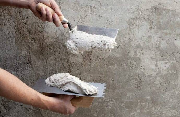 Professional installing exterior stucco